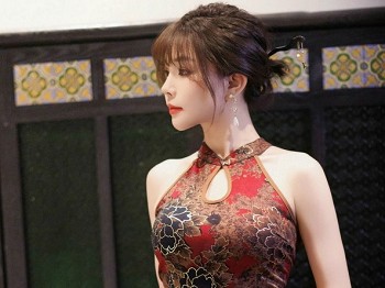 XiuRen第9553_女神徐莉芝Booty性感花色旗袍+紫色连衣裙秀曼妙身姿诱惑写真84P