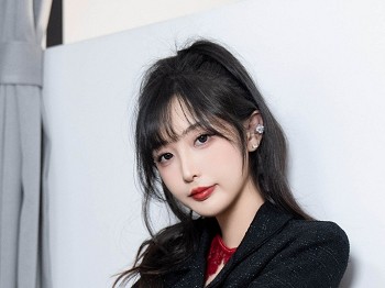 XiuRen第9561_模特林星阑性感红色蕾丝连体衣配黑丝吊袜秀曼妙身姿诱惑写真90P
