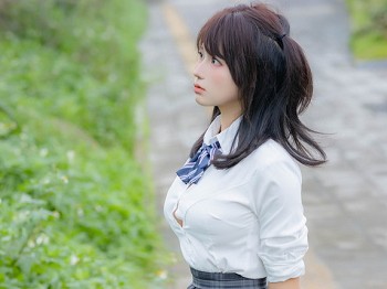 网络美女Nyako喵子诱拐主题本性感白色吊带配牛仔短裤露白丝袜秀丰腴身姿诱惑写真159P