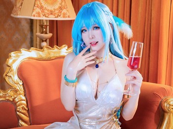 网络美女miko酱ww胜利女神海伦礼服主题私房性感银白色礼裙露油亮肌肤完美诱惑写真39P