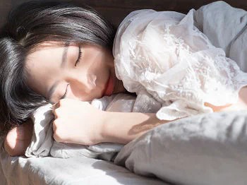 XiuRen第1024期_女神许诺Sabrina居家早安女友系列床上慵懒迷人写真82P